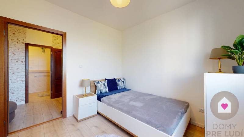 Prenájom prerobeného 3i bytu s lodžiou, oddelenou kuchyňou + súkromný parking v súkromnom dvore pri Palace shoppingu v Trnávke