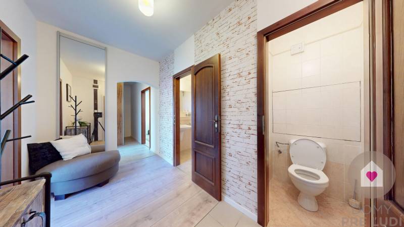 Prenájom prerobeného 3i bytu s lodžiou, oddelenou kuchyňou + súkromný parking v súkromnom dvore pri Palace shoppingu v Trnávke