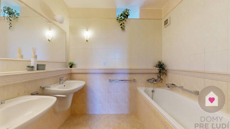 Prenájom prerobeného 3i bytu s lodžiou, oddelenou kuchyňou + súkromný parking v súkromnom dvore pri Palace shoppingu v Trnávke