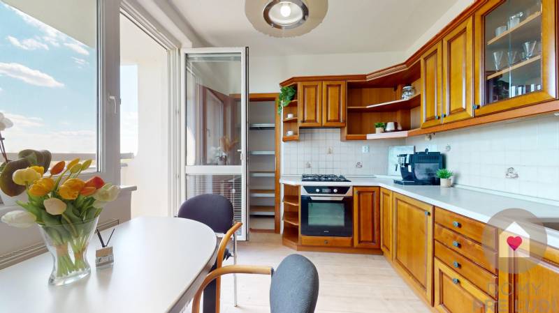 Prenájom prerobeného 3i bytu s lodžiou, oddelenou kuchyňou + súkromný parking v súkromnom dvore pri Palace shoppingu v Trnávke