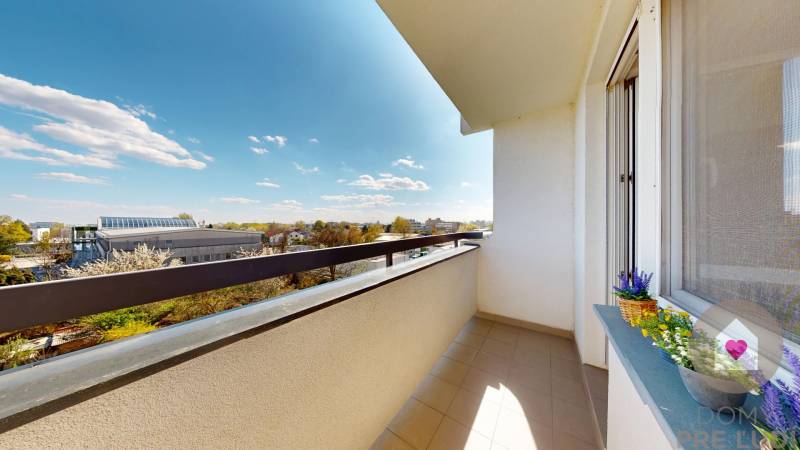 Prenájom prerobeného 3i bytu s lodžiou, oddelenou kuchyňou + súkromný parking v súkromnom dvore pri Palace shoppingu v Trnávke