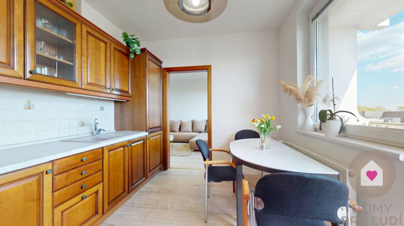 Prenájom prerobeného 3i bytu s lodžiou, oddelenou kuchyňou + súkromný parking v súkromnom dvore pri Palace shoppingu v Trnávke