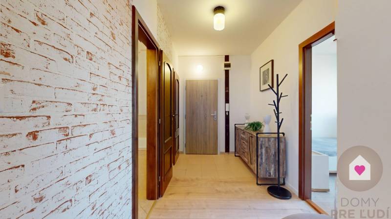 Prenájom prerobeného 3i bytu s lodžiou, oddelenou kuchyňou + súkromný parking v súkromnom dvore pri Palace shoppingu v Trnávke