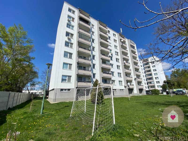 Prenájom prerobeného 3i bytu s lodžiou, oddelenou kuchyňou + súkromný parking v súkromnom dvore pri Palace shoppingu v Trnávke