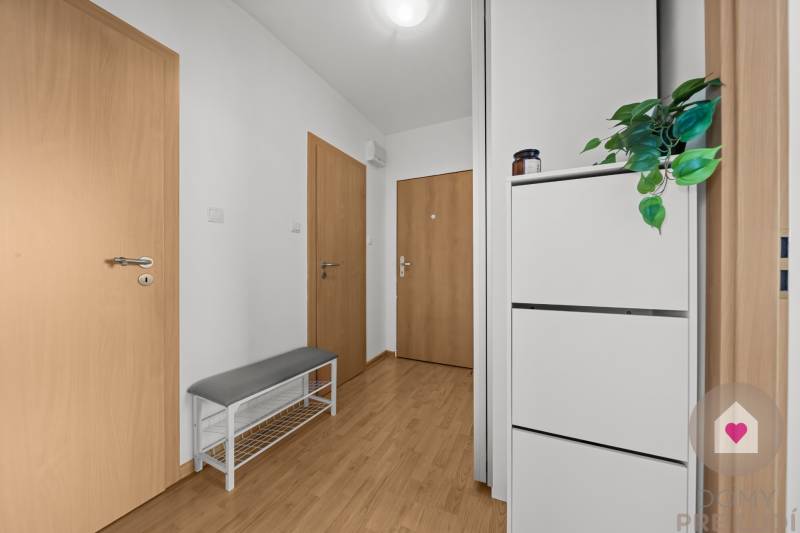 Predaj prerobeného 2i bytu s pivnicou v skvelej lokalite na Drobného ul. v Dúbravke pri OC Saratov