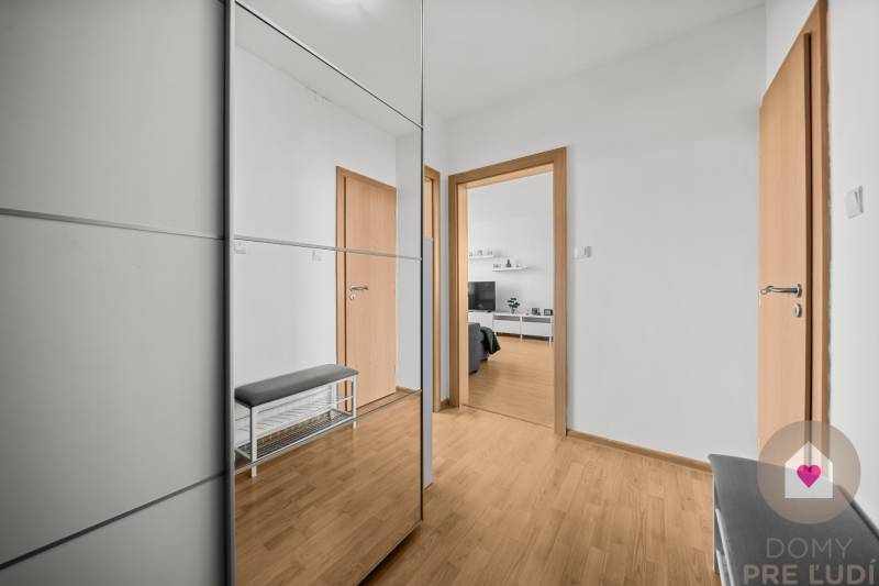 Predaj prerobeného 2i bytu s pivnicou v skvelej lokalite na Drobného ul. v Dúbravke pri OC Saratov