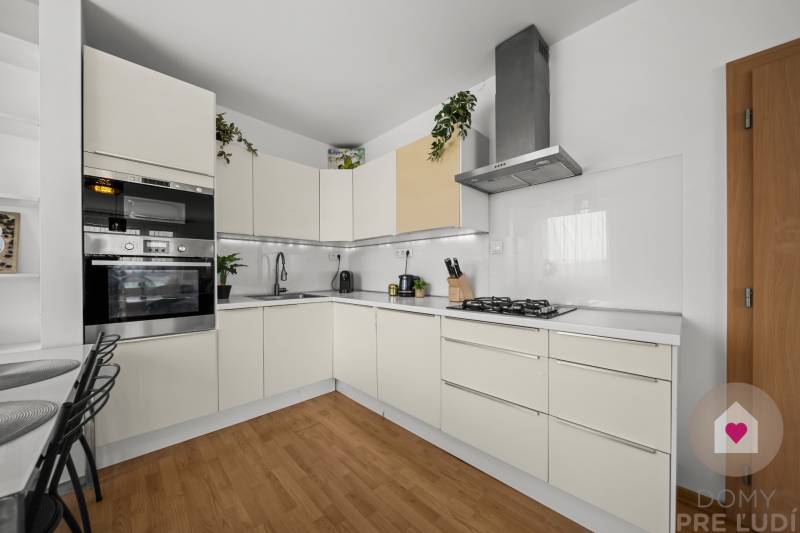 Predaj prerobeného 2i bytu s pivnicou v skvelej lokalite na Drobného ul. v Dúbravke pri OC Saratov