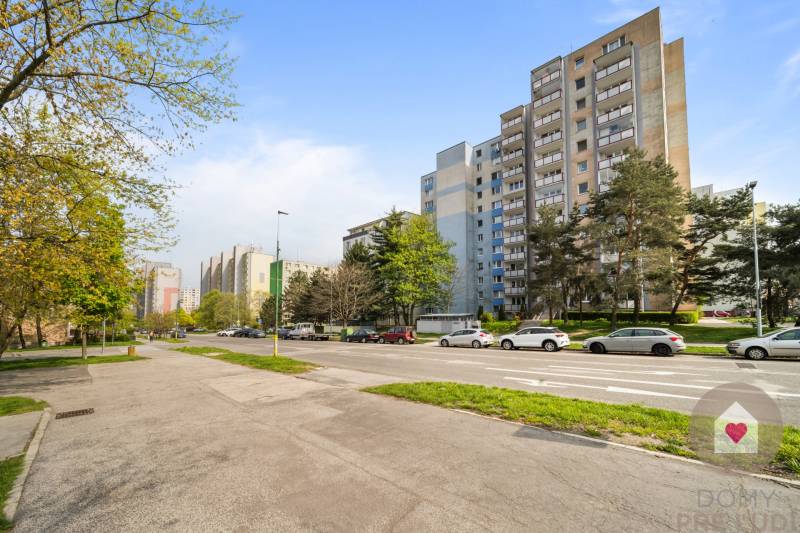 Predaj prerobeného 2i bytu s pivnicou v skvelej lokalite na Drobného ul. v Dúbravke pri OC Saratov