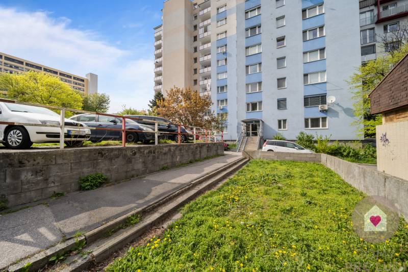 Predaj prerobeného 2i bytu s pivnicou v skvelej lokalite na Drobného ul. v Dúbravke pri OC Saratov