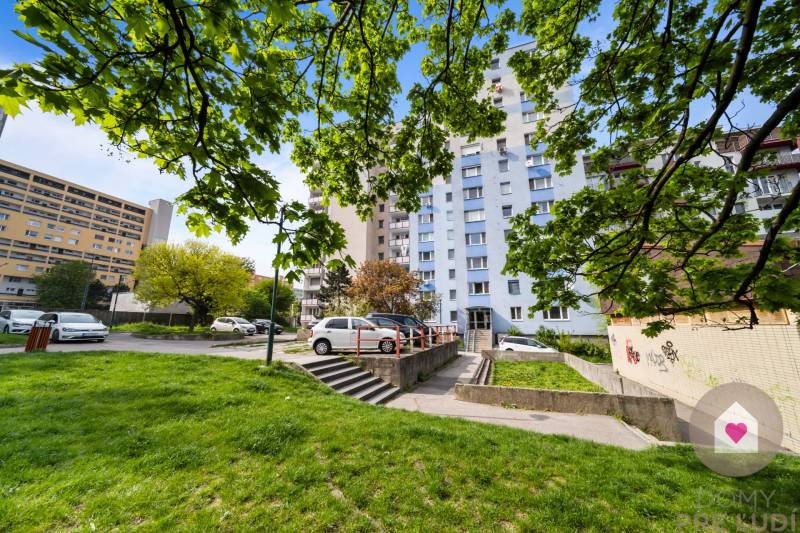 Predaj prerobeného 2i bytu s pivnicou v skvelej lokalite na Drobného ul. v Dúbravke pri OC Saratov