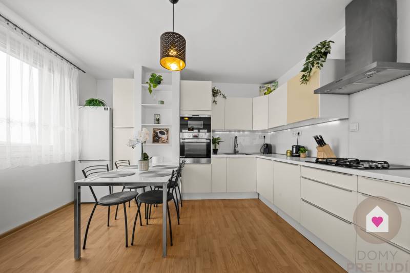 Predaj prerobeného 2i bytu s pivnicou v skvelej lokalite na Drobného ul. v Dúbravke pri OC Saratov