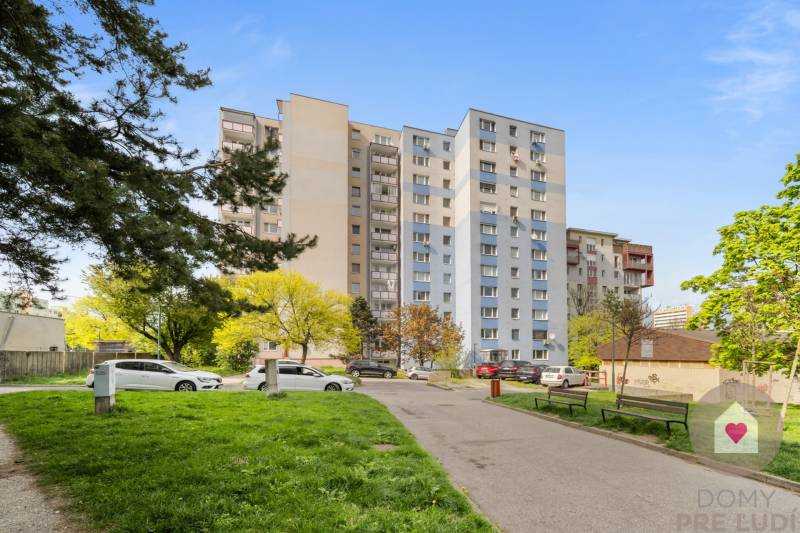 Predaj prerobeného 2i bytu s pivnicou v skvelej lokalite na Drobného ul. v Dúbravke pri OC Saratov