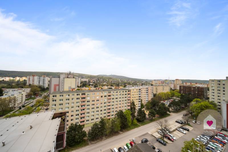 Predaj prerobeného 2i bytu s pivnicou v skvelej lokalite na Drobného ul. v Dúbravke pri OC Saratov