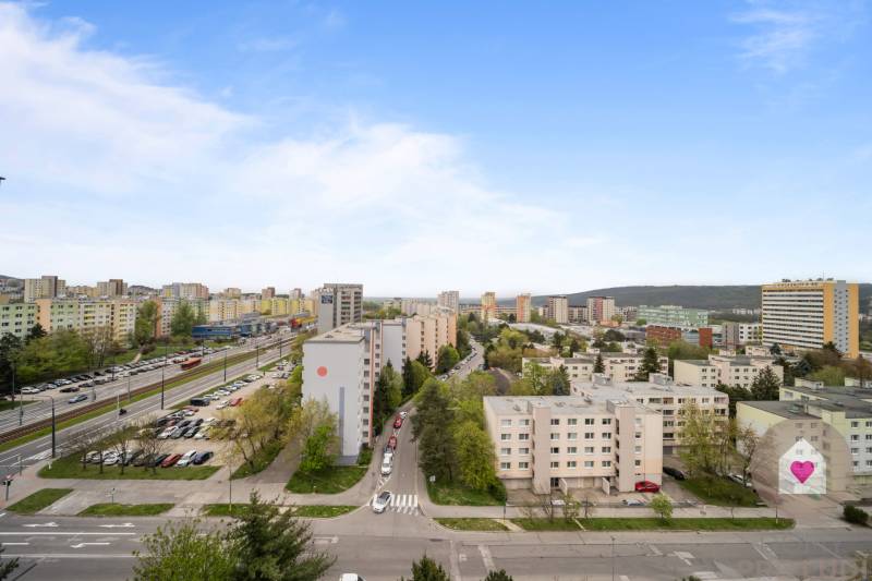 Predaj prerobeného 2i bytu s pivnicou v skvelej lokalite na Drobného ul. v Dúbravke pri OC Saratov