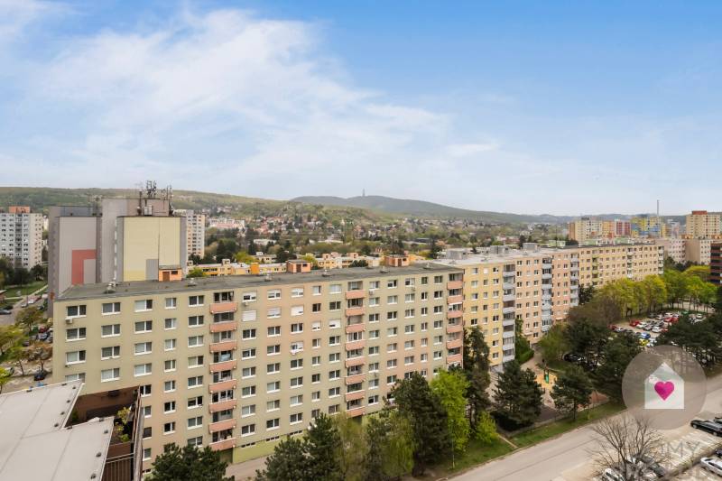 Predaj prerobeného 2i bytu s pivnicou v skvelej lokalite na Drobného ul. v Dúbravke pri OC Saratov