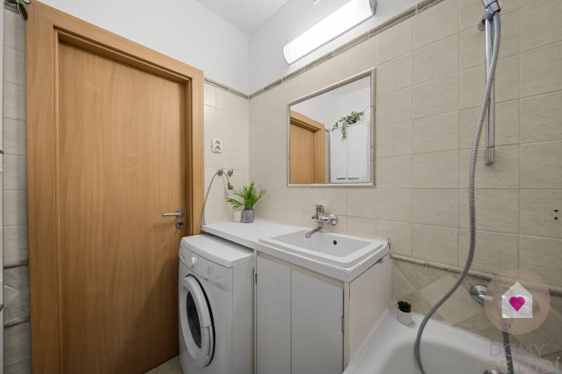 Predaj prerobeného 2i bytu s pivnicou v skvelej lokalite na Drobného ul. v Dúbravke pri OC Saratov