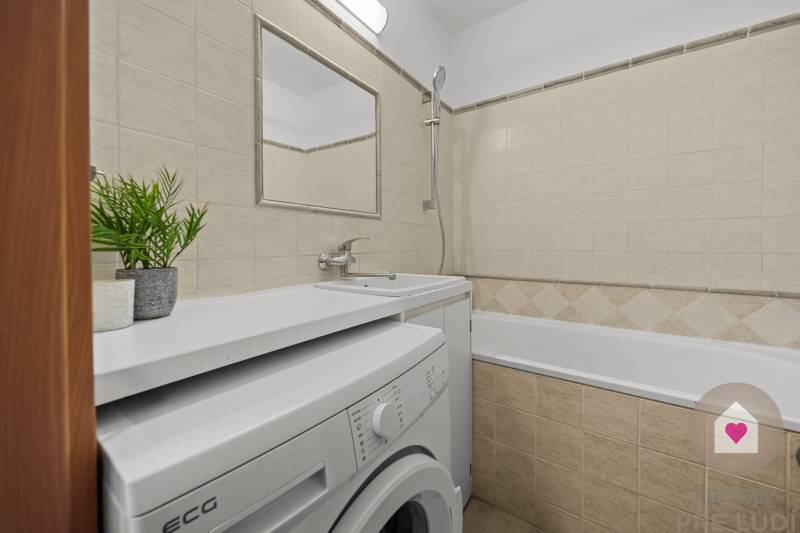 Predaj prerobeného 2i bytu s pivnicou v skvelej lokalite na Drobného ul. v Dúbravke pri OC Saratov