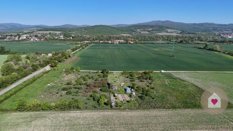 REKREAČNÝ POZEMOK VO VINOSADOCH – 1162 m² – INVESTIČNÁ PRÍLEŽITOSŤ