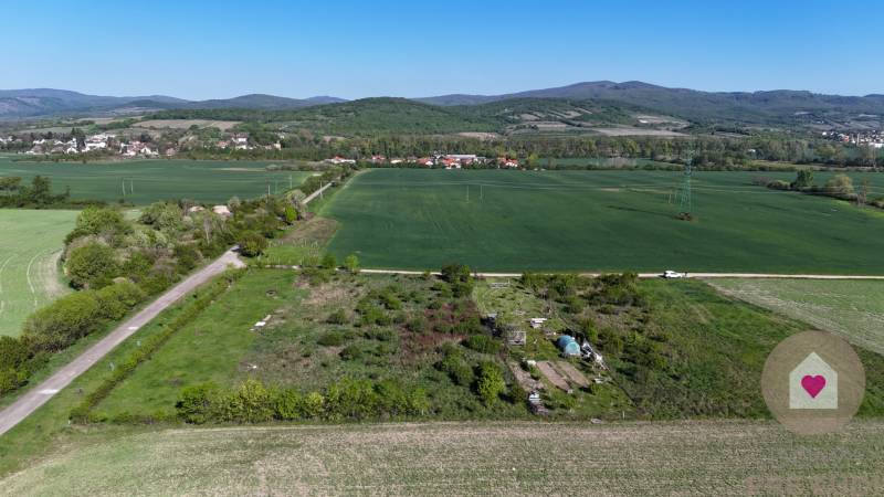 REKREAČNÝ POZEMOK VO VINOSADOCH – 1162 m² – INVESTIČNÁ PRÍLEŽITOSŤ