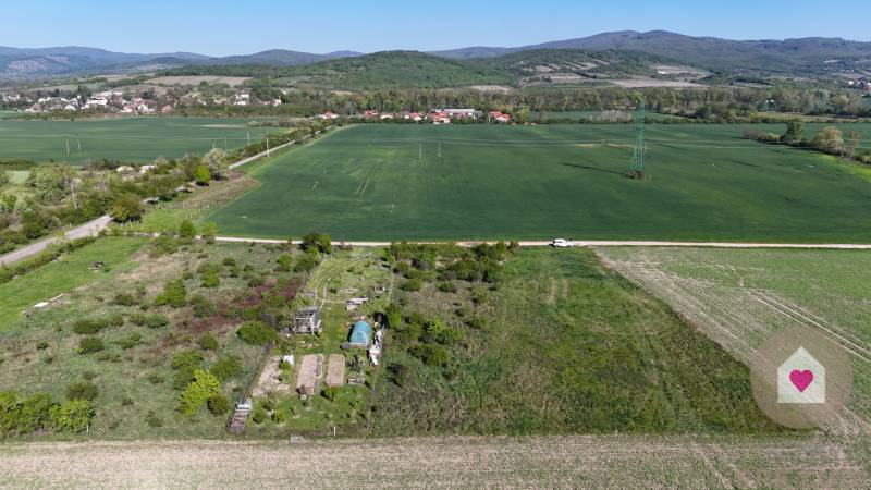 REKREAČNÝ POZEMOK VO VINOSADOCH – 1162 m² – INVESTIČNÁ PRÍLEŽITOSŤ