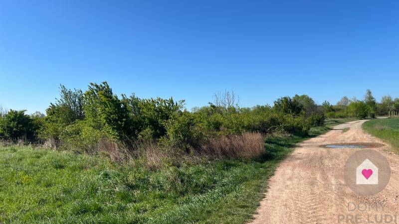 REKREAČNÝ POZEMOK VO VINOSADOCH – 1162 m² – INVESTIČNÁ PRÍLEŽITOSŤ