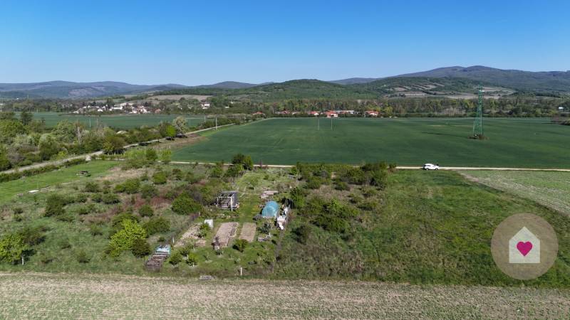 REKREAČNÝ POZEMOK VO VINOSADOCH – 1162 m² – INVESTIČNÁ PRÍLEŽITOSŤ