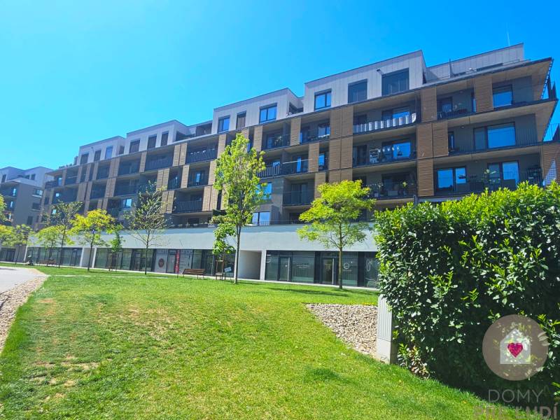 zadný pohľad na bytový dom