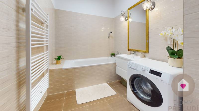 SLOVENSKY-GROB-15-izbovy-byt-v-stavbe-z-roku-2015-s-terasou-Bathroom.jpg