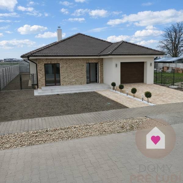 Predaj 4izbovej modernej novostaby RD s tep. čerpadlom garážou a veľkým pozemkom v Dunajskej Strede