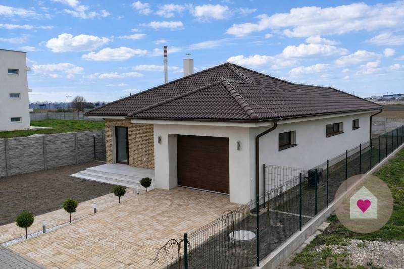 Predaj 4izbovej modernej novostaby RD s tep. čerpadlom garážou a veľkým pozemkom v Dunajskej Strede
