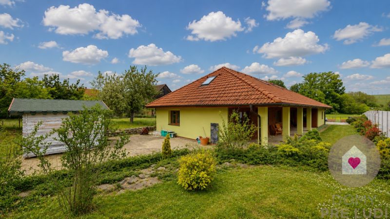 Na predaj krásny 5i rodinný dom s veľkým pozemkom a záhradou v obci Čaradice 