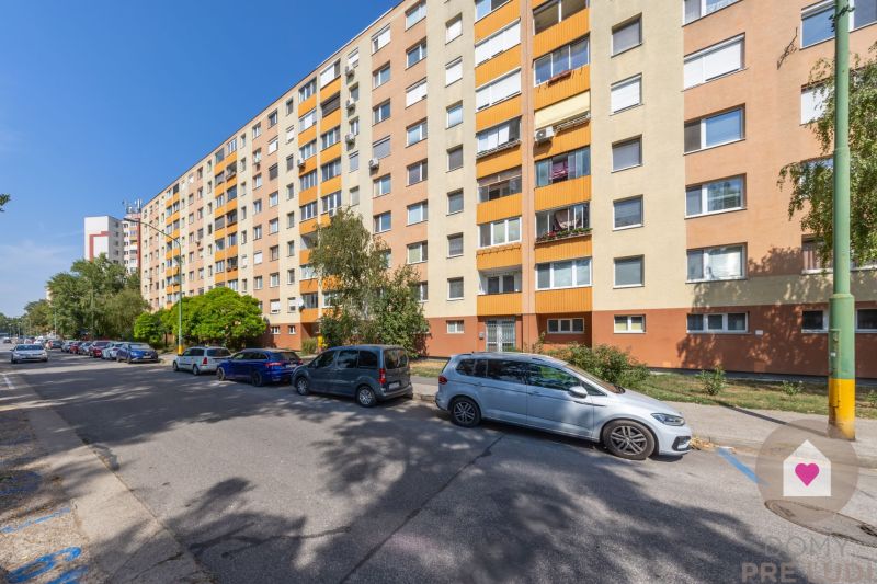 Prenájom zrekonštruovaného a plne zariadeného 4 izbového bytu na Švabinského ulici_bytový dom