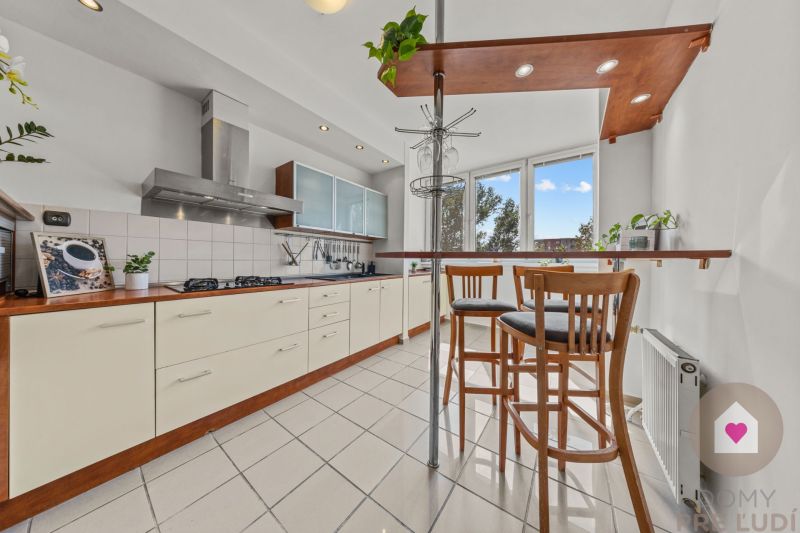 Prenájom zrekonštruovaného a plne zariadeného 4 izbového bytu na Švabinského ulici_kuchyňa
