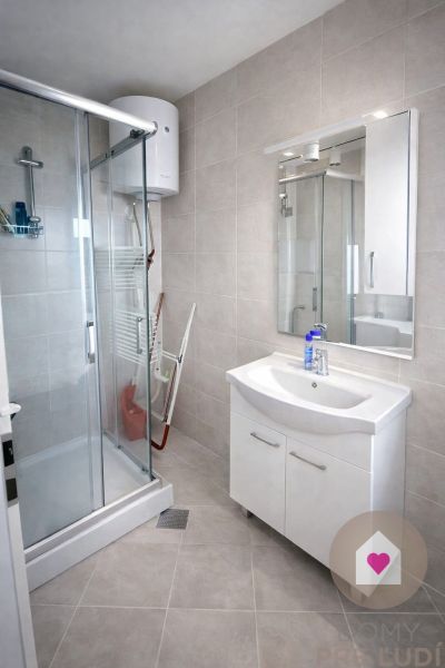 Predaj 2 zariadených apartmánov za cenu 1 - spolu 95m2 + pozemok s terasou a grilom + 2 parkovacie státia na ostrove Vir v Chorvátsku