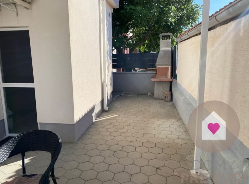 Predaj 2 zariadených apartmánov za cenu 1 - spolu 95m2 + pozemok s terasou a grilom + 2 parkovacie státia na ostrove Vir v Chorvátsku