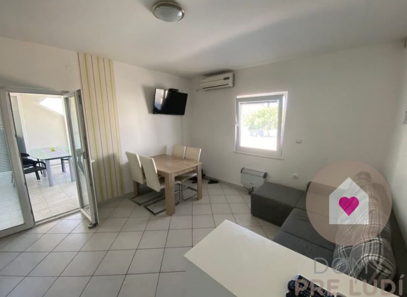 Predaj 2 zariadených apartmánov za cenu 1 - spolu 95m2 + pozemok s terasou a grilom + 2 parkovacie státia na ostrove Vir v Chorvátsku