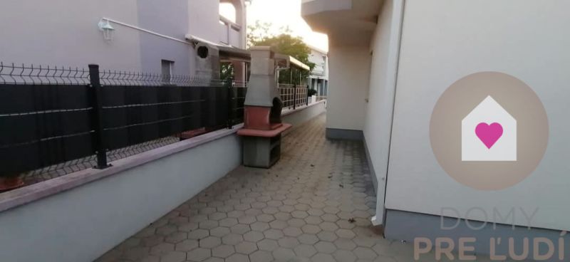 Predaj 2 zariadených apartmánov za cenu 1 - spolu 95m2 + pozemok s terasou a grilom + 2 parkovacie státia na ostrove Vir v Chorvátsku