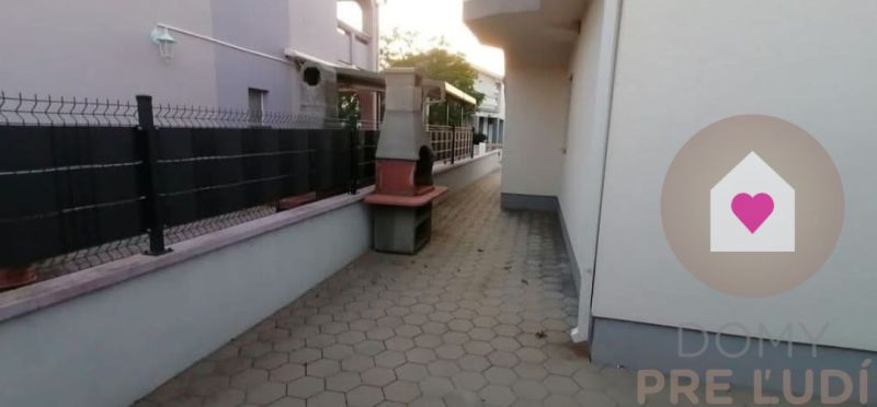 Predaj 2 zariadených apartmánov za cenu 1 - spolu 95m2 + pozemok s terasou a grilom + 2 parkovacie státia na ostrove Vir v Chorvátsku