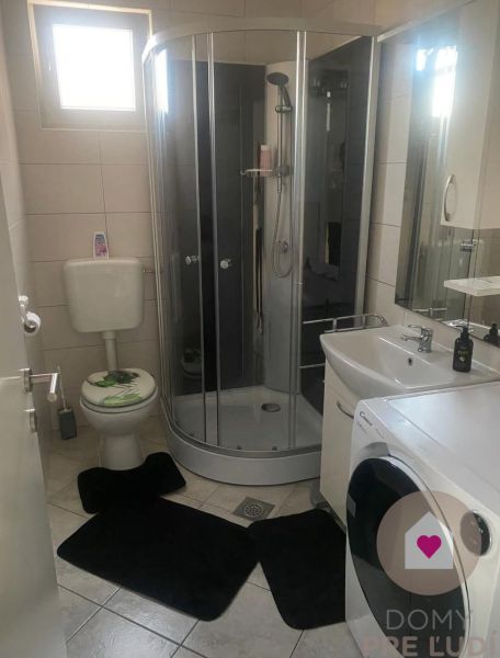 Predaj 2 zariadených apartmánov za cenu 1 - spolu 95m2 + pozemok s terasou a grilom + 2 parkovacie státia na ostrove Vir v Chorvátsku