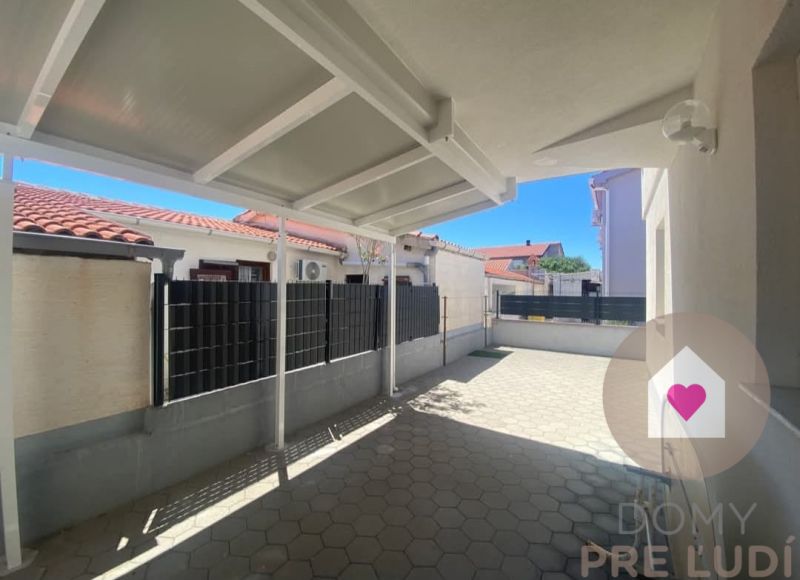 Predaj 2 zariadených apartmánov za cenu 1 - spolu 95m2 + pozemok s terasou a grilom + 2 parkovacie státia na ostrove Vir v Chorvátsku