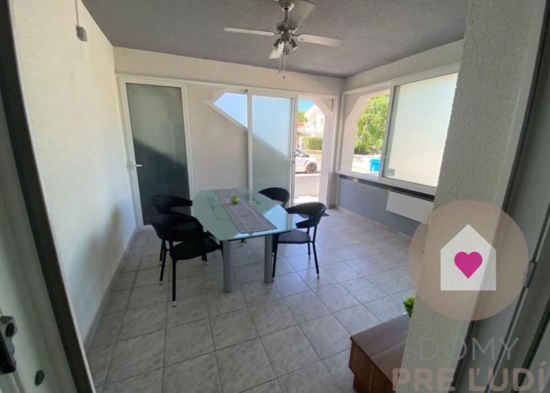 Predaj 2 zariadených apartmánov za cenu 1 - spolu 95m2 + pozemok s terasou a grilom + 2 parkovacie státia na ostrove Vir v Chorvátsku