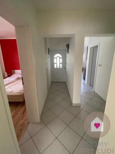 Predaj 2 zariadených apartmánov za cenu 1 - spolu 95m2 + pozemok s terasou a grilom + 2 parkovacie státia na ostrove Vir v Chorvátsku