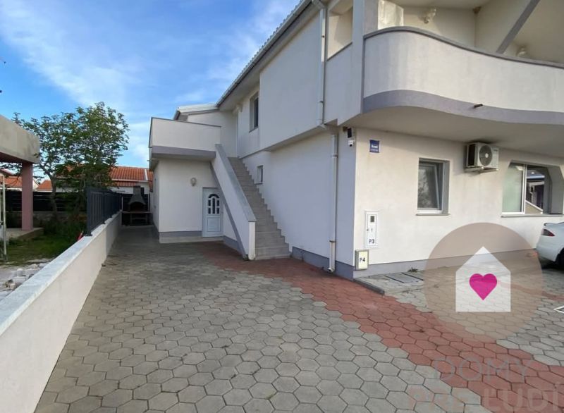 Predaj 2 zariadených apartmánov za cenu 1 - spolu 95m2 + pozemok s terasou a grilom + 2 parkovacie státia na ostrove Vir v Chorvátsku