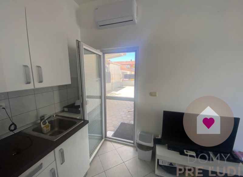 Predaj 2 zariadených apartmánov za cenu 1 - spolu 95m2 + pozemok s terasou a grilom + 2 parkovacie státia na ostrove Vir v Chorvátsku