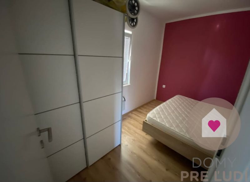 Predaj 2 zariadených apartmánov za cenu 1 - spolu 95m2 + pozemok s terasou a grilom + 2 parkovacie státia na ostrove Vir v Chorvátsku