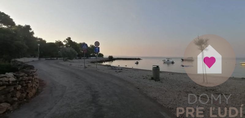 Predaj 2 zariadených apartmánov za cenu 1 - spolu 95m2 + pozemok s terasou a grilom + 2 parkovacie státia na ostrove Vir v Chorvátsku