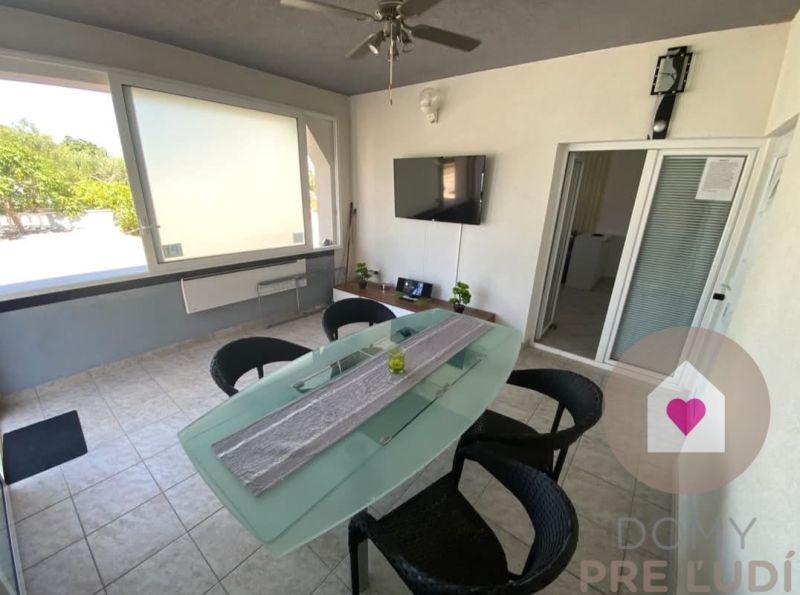 Predaj 2 zariadených apartmánov za cenu 1 - spolu 95m2 + pozemok s terasou a grilom + 2 parkovacie státia na ostrove Vir v Chorvátsku