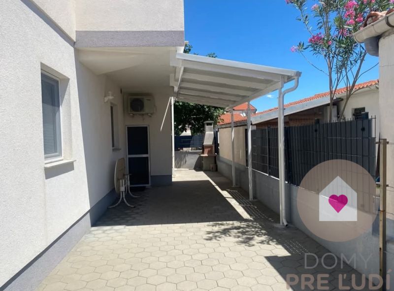Predaj 2 zariadených apartmánov za cenu 1 - spolu 95m2 + pozemok s terasou a grilom + 2 parkovacie státia na ostrove Vir v Chorvátsku