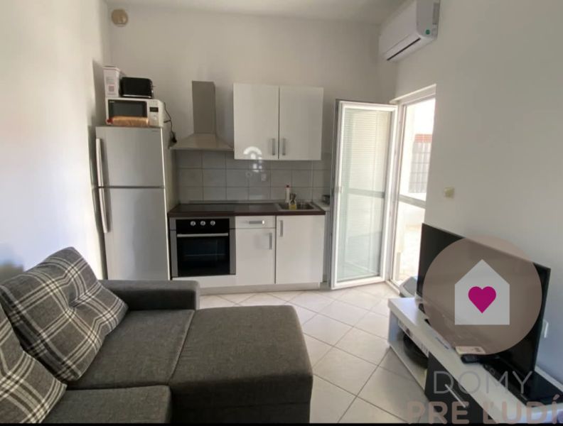 Predaj 2 zariadených apartmánov za cenu 1 - spolu 95m2 + pozemok s terasou a grilom + 2 parkovacie státia na ostrove Vir v Chorvátsku