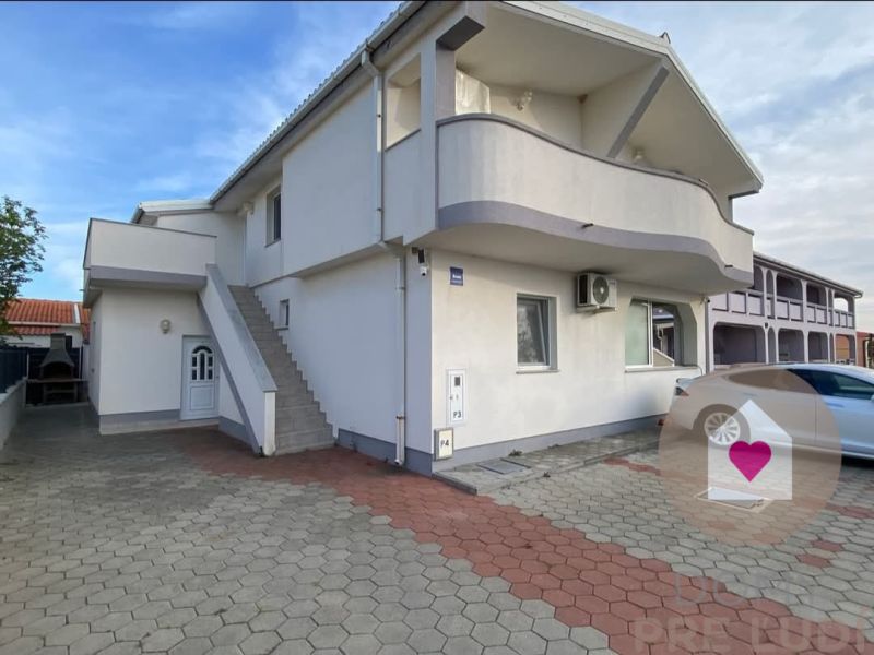 Predaj 2 zariadených apartmánov za cenu 1 - spolu 95m2 + pozemok s terasou a grilom + 2 parkovacie státia na ostrove Vir v Chorvátsku